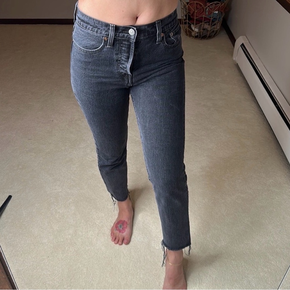 Levi's Women's Wedgie Straight in Faded Black “Break a Leg” in size 25. - Picture 2 of 8